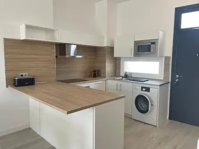 Una cocina o zona de cocina en Lichtrijk appartement 400m van de zee met zwembad.