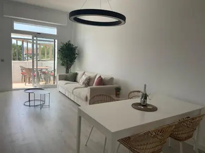 Zona de estar de Lichtrijk appartement 400m van de zee met zwembad.