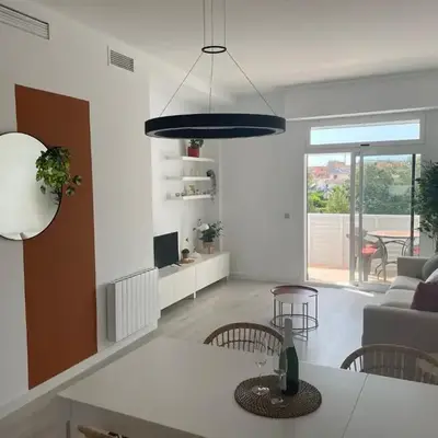Lichtrijk appartement 400m van de zee met zwembad.