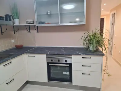 Una cocina o zona de cocina en Villa Romana con piscina privada y vistas al jardín