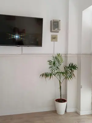 Una televisión o centro de entretenimiento en Maison de charme 2 terrasses, en ville, mer, port.