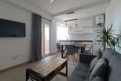 Una televisión o centro de entretenimiento en SweetWater Beach - Apartamento turístico en zona puerto