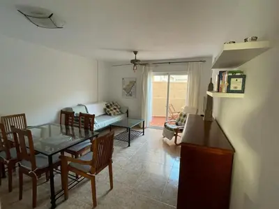 Zona de estar de adosado con piscina en Cabo de Gata 4p