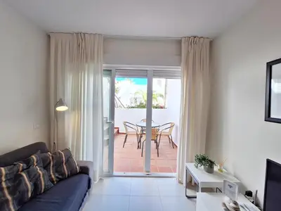 Zona de estar de Torrelaguna Atico - WiFi, terraza & piscina comunitaria