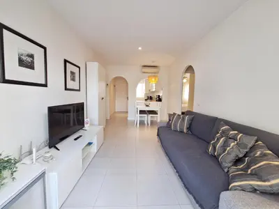 Una televisión o centro de entretenimiento en Torrelaguna Atico - WiFi, terraza & piscina comunitaria