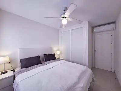 Cama o camas de una habitación en Torrelaguna Atico - WiFi, terraza & piscina comunitaria