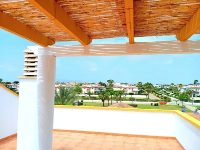 Un balcón o terraza de Ático con solarium Veramar 4 dos dormitorios en 1ª línea de playa