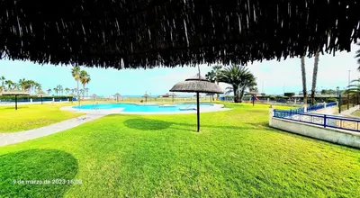 Piscina en o cerca de Ático con solarium Veramar 4 dos dormitorios en 1ª línea de playa