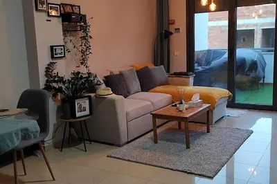 Zona de estar de Ático luminoso con terraza.