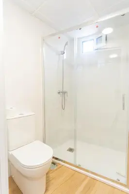 Un baño de Casa en primera línea de playa, en paseo marítimo