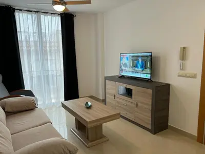 Una televisión o centro de entretenimiento en S.ANTONIO