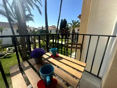Un balcón o terraza de Apartamento en Vera Playa con piscina junto al Mar