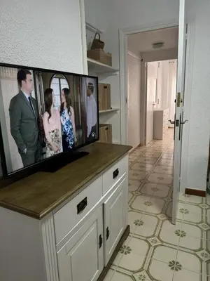 Una televisión o centro de entretenimiento en Calabardina Playa 2 con Wifi y aire acondicionado