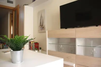 Una televisión o centro de entretenimiento en Vera Playa Bajo 2 Terrazas Jardín Piscina Parking
