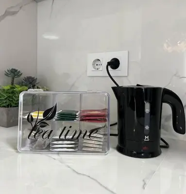 Utensilios para hacer té y café en Piso en el corazón de Águilas
