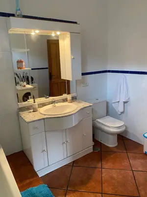 Un baño de CASA EL RÍO