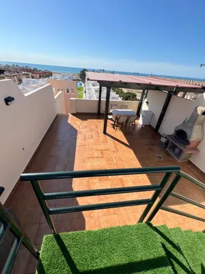 Un balcón o terraza de Ático con vistas al mar y piscina privada