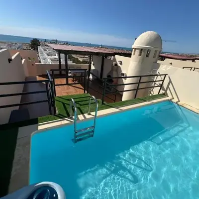 Ático con vistas al mar y piscina privada