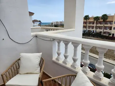 Un balcón o terraza de Triplex Adosado de cuatro dormitorios de esencia marítima a 2 minutos de la playa!