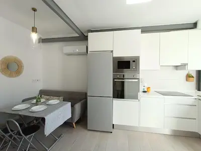 Una cocina o zona de cocina en Los Santos 2 Suites, playa a 1 min, 2 Hab, WiFi y Aire acondicionado