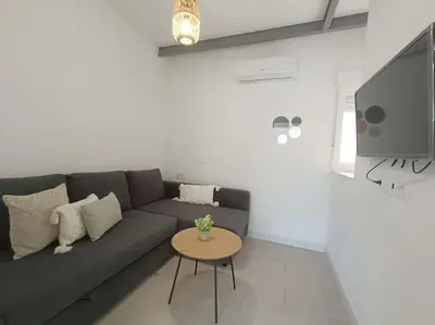 Zona de estar de Los Santos 1 Suites, playa a 1 min, 1 Hab, WiFi y Aire acondicionado