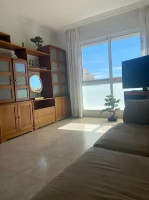 Una televisión o centro de entretenimiento en Adra apartment 2nd line to sea