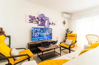 Una televisión o centro de entretenimiento en TrendyHomes Almería Playa