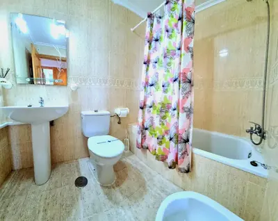 Un baño de Ático con vistas al mar Veramar 5 dos dormitorios 2ª planta
