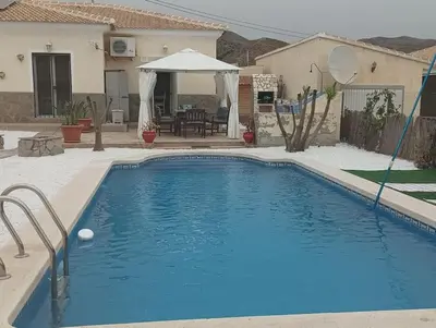 Piscina en o cerca de Villa Paz - Villa Familiar para 6 con piscina, AC, Wifi y parking