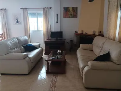 Zona de estar de Villa Paz - Villa Familiar para 6 con piscina, AC, Wifi y parking