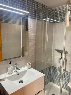 Un baño de Luminoso cálido APT con vistas