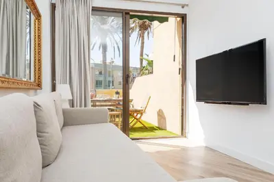 Una televisión o centro de entretenimiento en BAJO primera línea playa, Retamar, Cabo de Gata