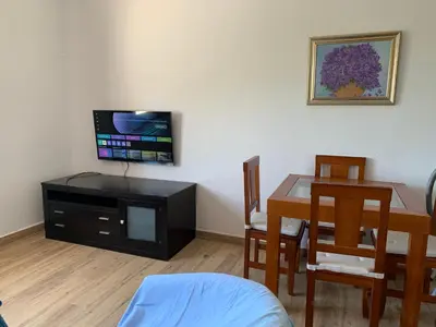 Una televisión o centro de entretenimiento en La Barraca B - Descanso Familiar con gran patio en entorno tranquilo cerca del mar