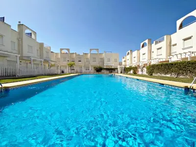 Piscina en o cerca de Fuentemar Duplex - WiFi, terraza & piscina comunitaria