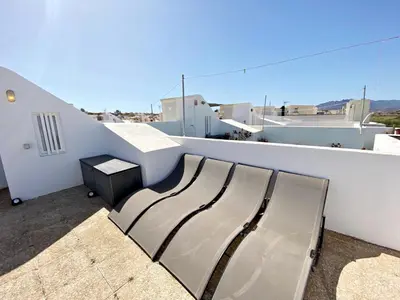 Un balcón o terraza de Fuentemar Duplex - WiFi, terraza & piscina comunitaria