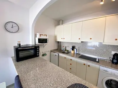 Una cocina o zona de cocina en Fuentemar Duplex - WiFi, terraza & piscina comunitaria