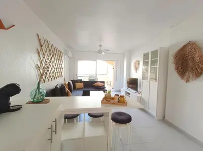 Zona de estar de Apto Roquetas con terraza, a 1min de la playa, garaje y piscina