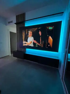 Una televisión o centro de entretenimiento en Lujo en el centro con parking privado 2