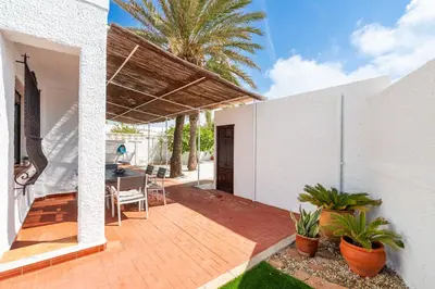 Un balcón o terraza de Casa en Cabo de Gata con barbacoa y Jardín, cerca de la playa