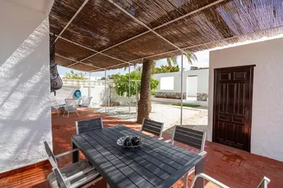 Un patio o zona al aire libre en Casa en Cabo de Gata con barbacoa y Jardín, cerca de la playa