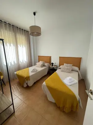 Cama o camas de una habitación en Apartamentos El Llano Málaga 7