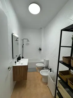 Un baño de Apartamentos El Llano Málaga 7