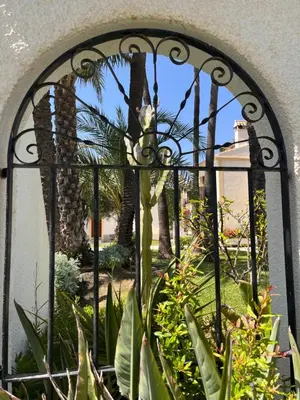 Jardín al aire libre en Casa Brisa Vera Costa con piscina abierta todo el año