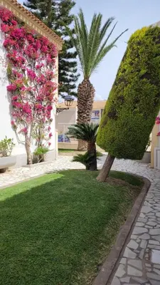 Jardín al aire libre en Casa Brisa Vera Costa con piscina abierta todo el año