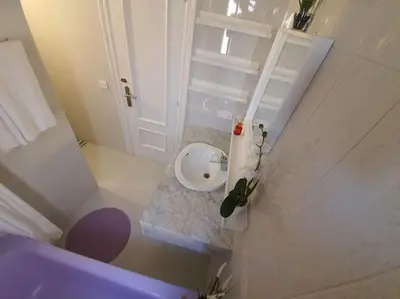 Un baño de Ático en la playa
