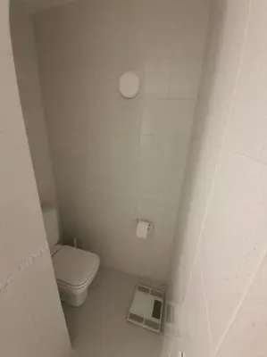 Un baño de Ático en la playa