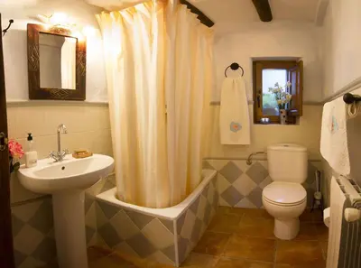Un baño de casa familiar matasiete - with swimming pool