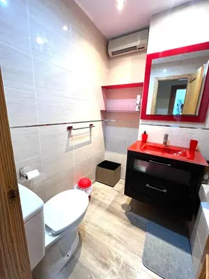 Un baño de Ático con vistas al mar