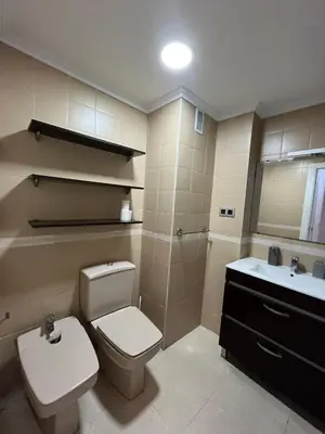 Un baño de Mediterráneo Playa, a 3min del mar y con aire acondicionado