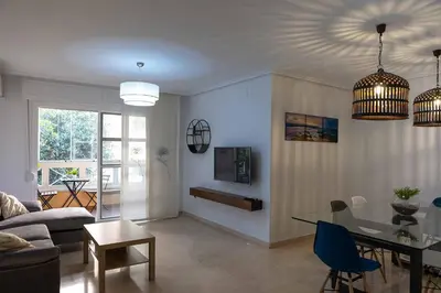Una televisión o centro de entretenimiento en Mediterráneo Playa, a 3min del mar y con aire acondicionado